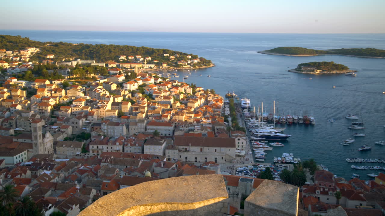 Vista panoramica della città di Hvar sull'isola di Hvar, Croazia