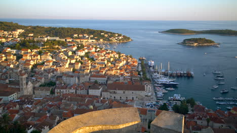 vista panorámica de la ciudad de hvar en la isla de hvar, croacia