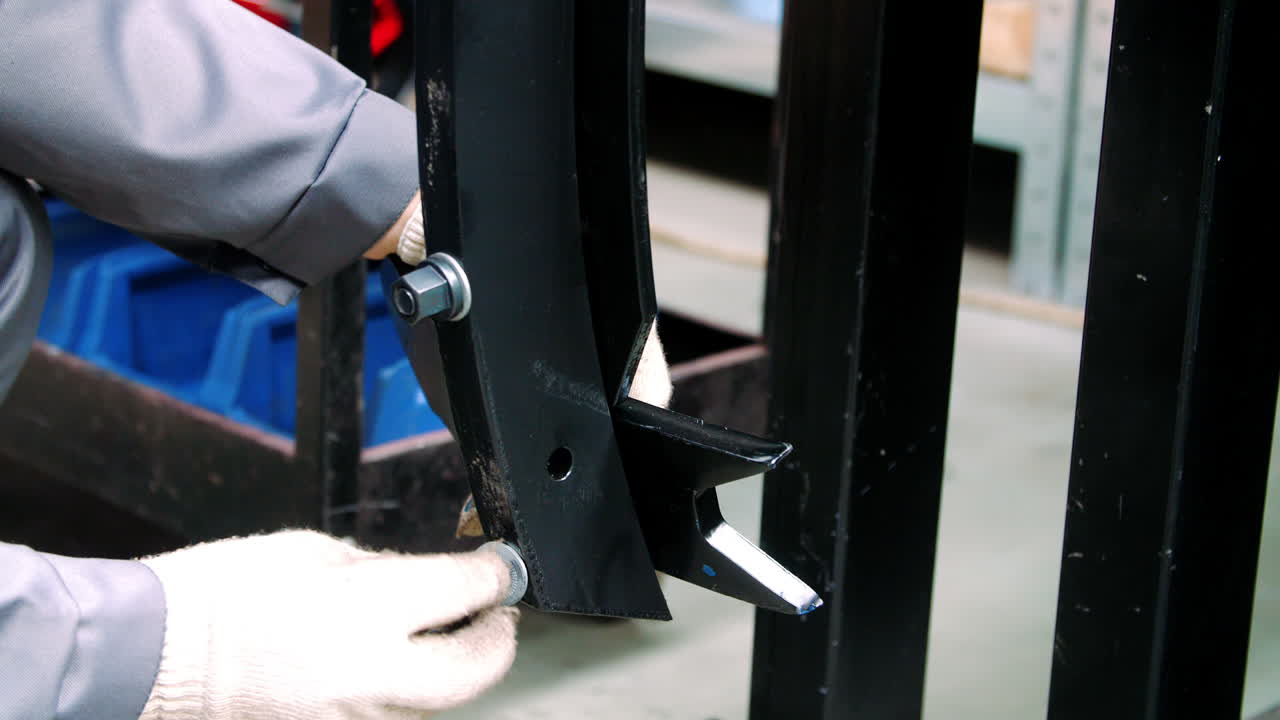 수동 및 기계 조립 동안 기압 렌치로 작업하는 기계