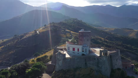 Vuelo-Aéreo-De-Collioure-Alrededor-De-Fort-Saint-Elme-Francia-Fortificación-En-Una-Colina