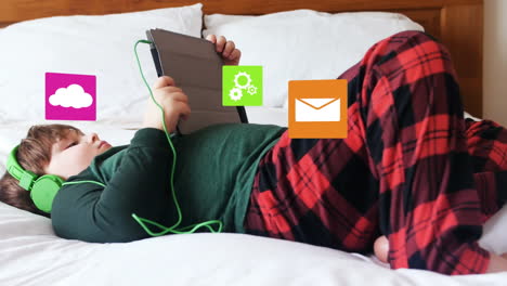 iconos digitales contra un niño que usa auriculares usando una tableta digital