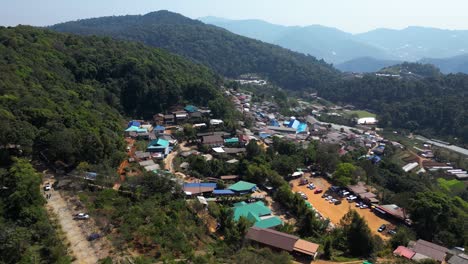 aldea en mon jam en el norte de tailandia disparado por un dron aéreo