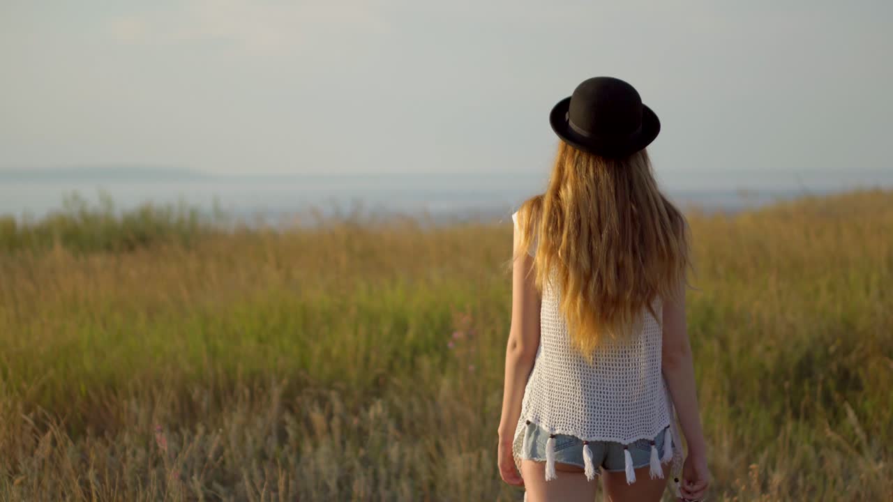 해가 지는 시점 에 들판 에 있는 여자