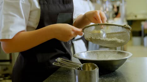 Koch-Färbt-Weißes-Mehl-In-Eine-Metallschüssel-Im-Restaurant-4k