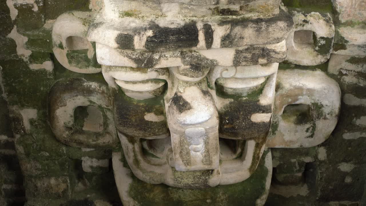 antigua ciudad maya en guatemala, tikal, máscara demoníaca