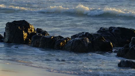 olas en el mar en la playa 4k