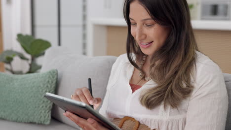 Frau-Auf-Sofa-Mit-Tablet,-Digitale-Zeichnung