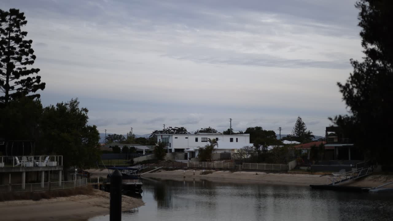 낮부터 밤까지의 해안가 장면의 타임 스