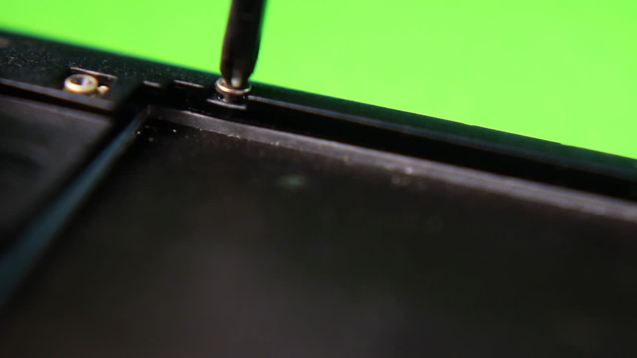 desatornille el tornillo con un destornillador magnético.