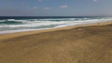 Fantastische-Aufnahme-An-Einem-Sonnigen-Tag,-Die-Durch-Den-Sand-Des-Cofete-Strandes-Zum-Blauen-Meer-Führt