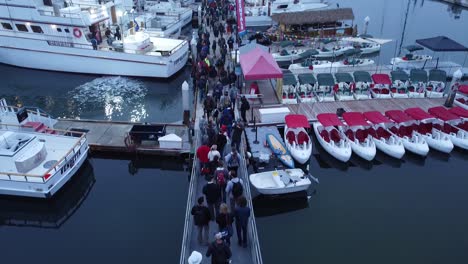 Tiro-De-Dron-Temprano-En-La-Mañana-Hm-Aterrizaje-Gente-De-San-Diego-Caminando-Por-La-Rampa