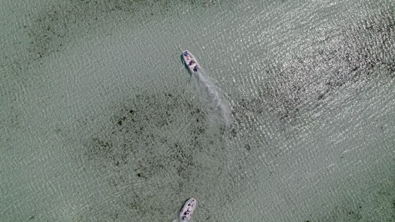 다채로운 바다에서 보트의 cenital 샷