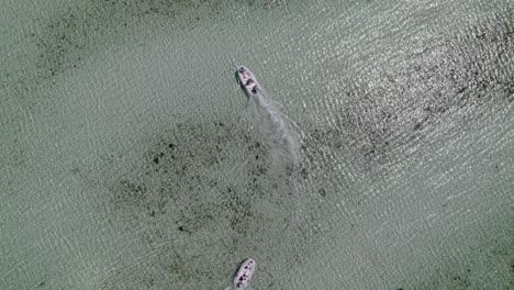 Zentralaufnahme-Eines-Bootes-In-Einem-Farbenfrohen-Meer