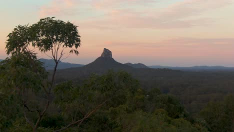 Puesta-De-Sol-En-Las-Montañas-De-La-Casa-De-Cristal-En-Queensland,-Australia