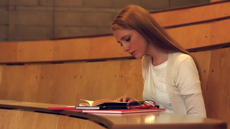 Student som leser notatene sine i timen
