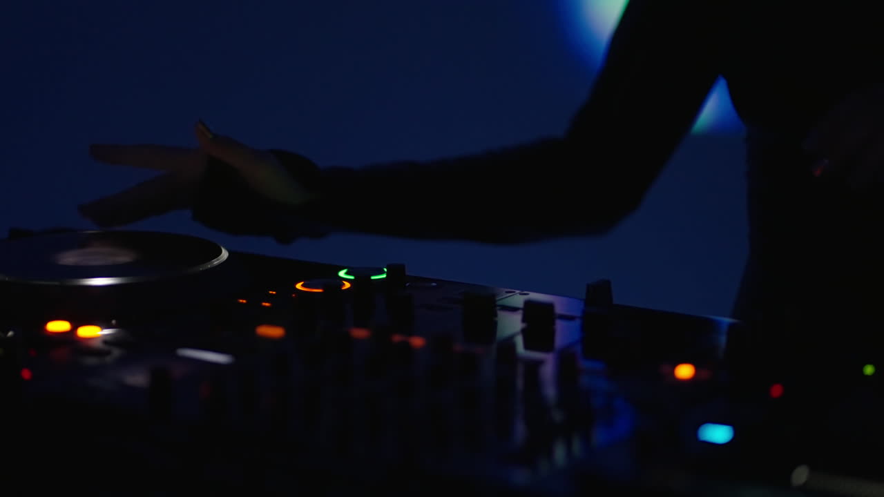 dj mezclando música en un club nocturno