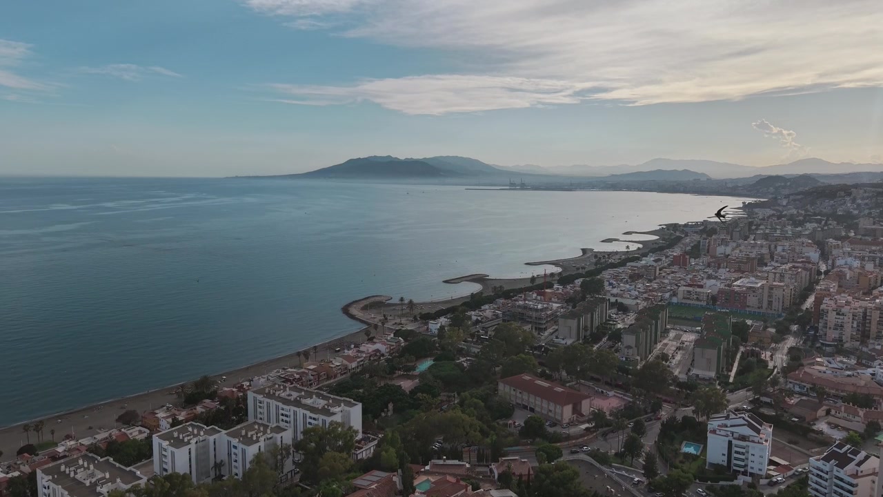 Ripresa aerea panoramica della costa di Malaga e del Mar Mediterraneo in Spagna