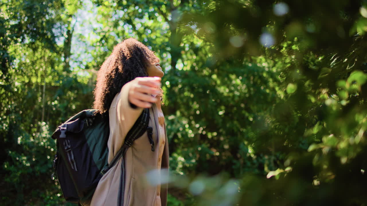 숲에서 산책하는 여자