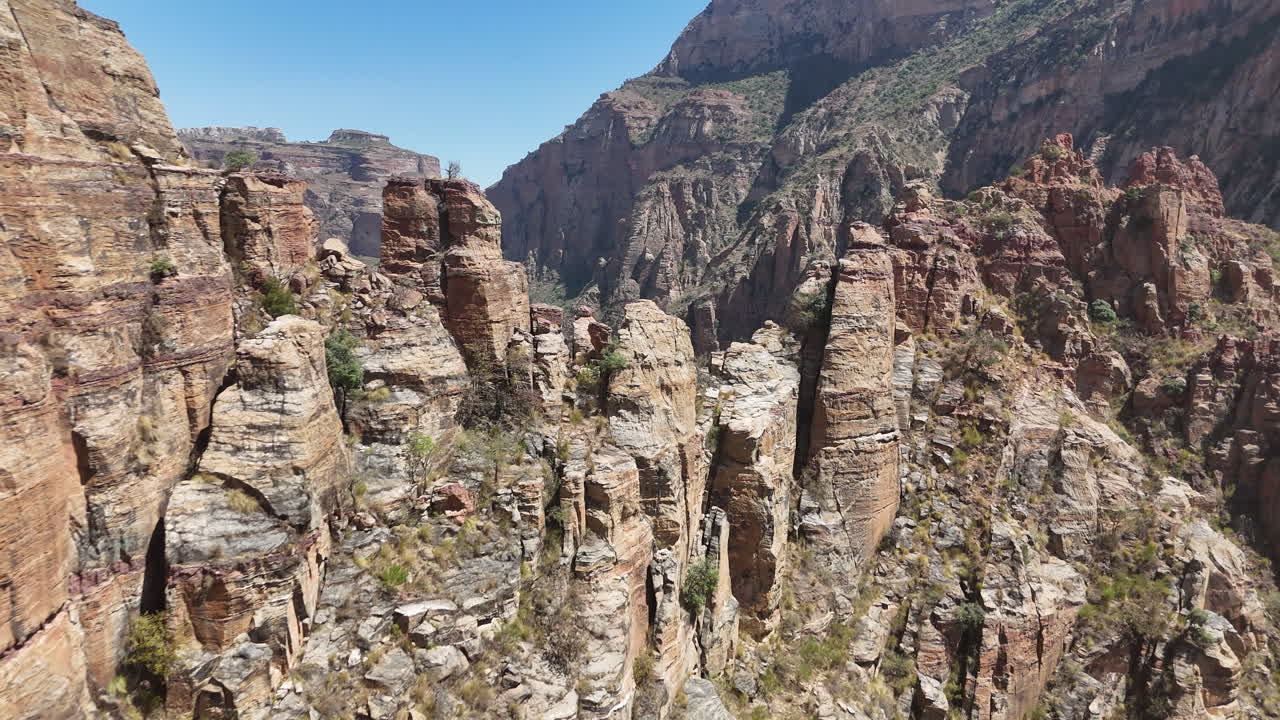 Vista aerea delle montagne di Gheralta, che mostrano imponenti formazioni rocciose e terreno antico nella regione del Tigrai in Etiopia.