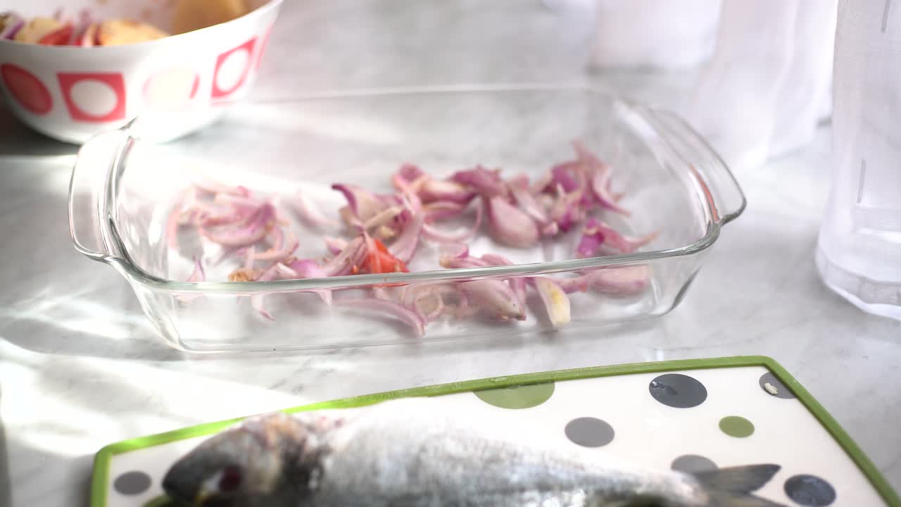 put the onion in the dish to put the sea bream in the oven