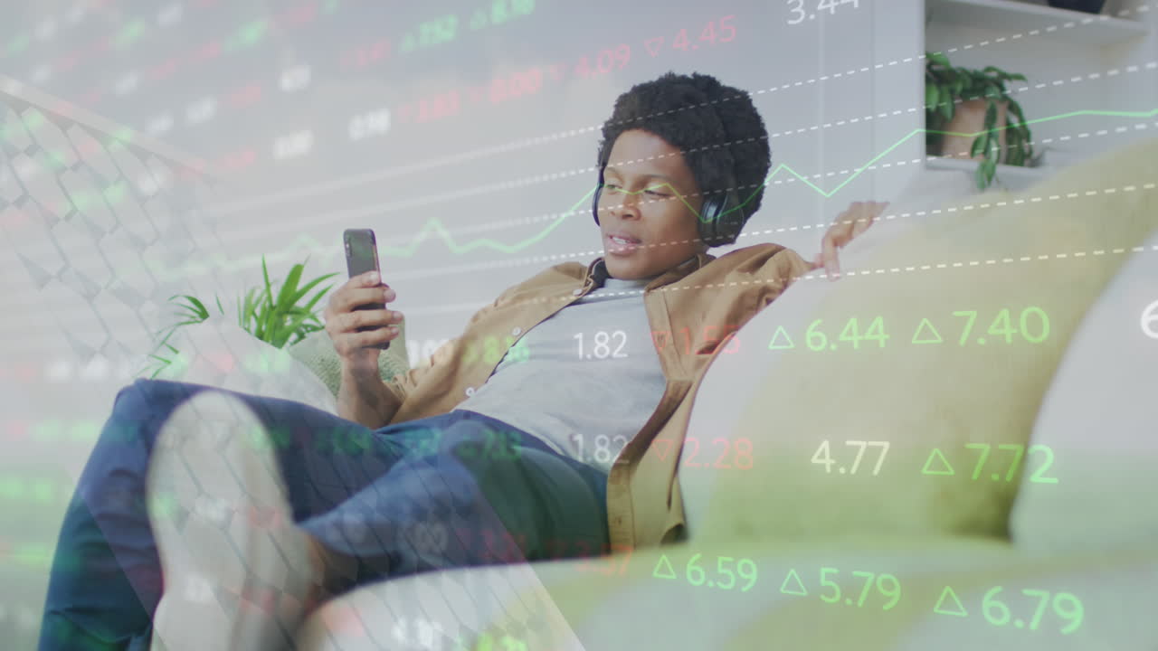 animación del procesamiento de datos financieros sobre un hombre afroamericano que usa un teléfono inteligente