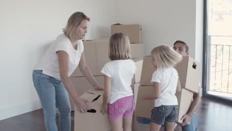 padres felices y hija dejando el apartamento