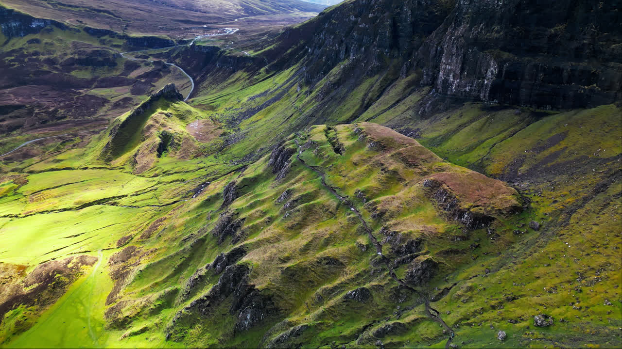 la luz del sol penetra entre las grietas de las nubes creando texturas llamativas de luz en las tierras altas escocesas.