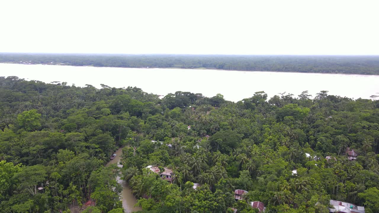 vuelo aéreo sobre la selva tropical con un amplio río en el fondo