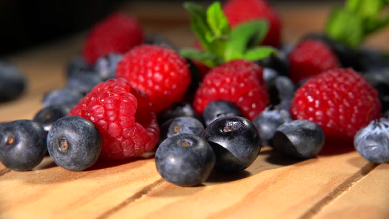 las bayas frescas los arándanos las frambuesas los alimentos saludables la nutrición orgánica