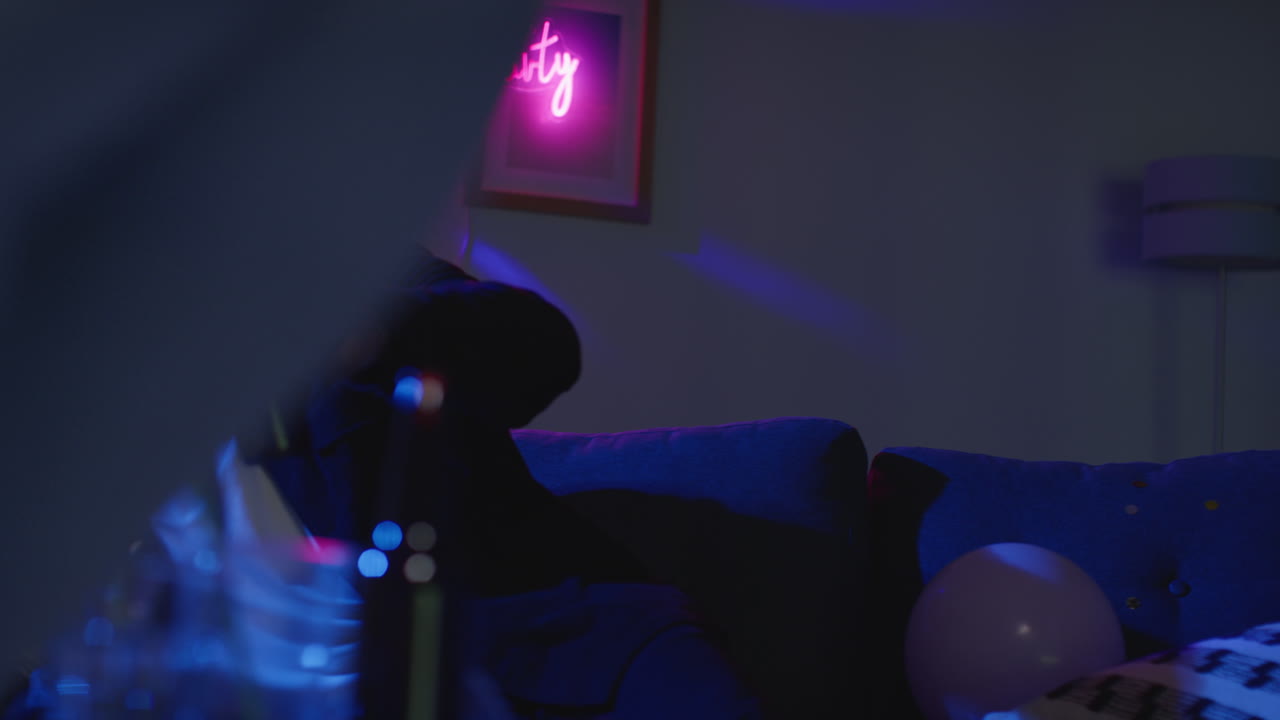 집 파티 1 에서 소파 에 누워 술 을 마시는 술 취한 남자