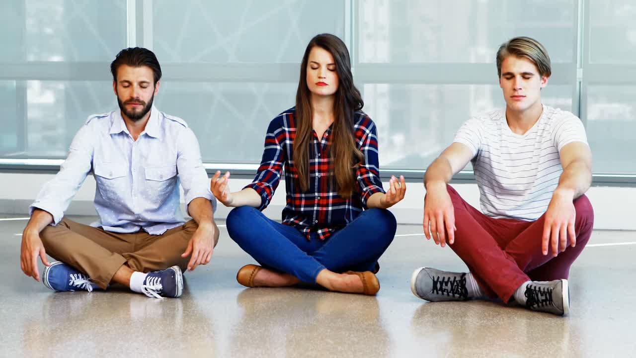 equipo de ejecutivos practicando yoga