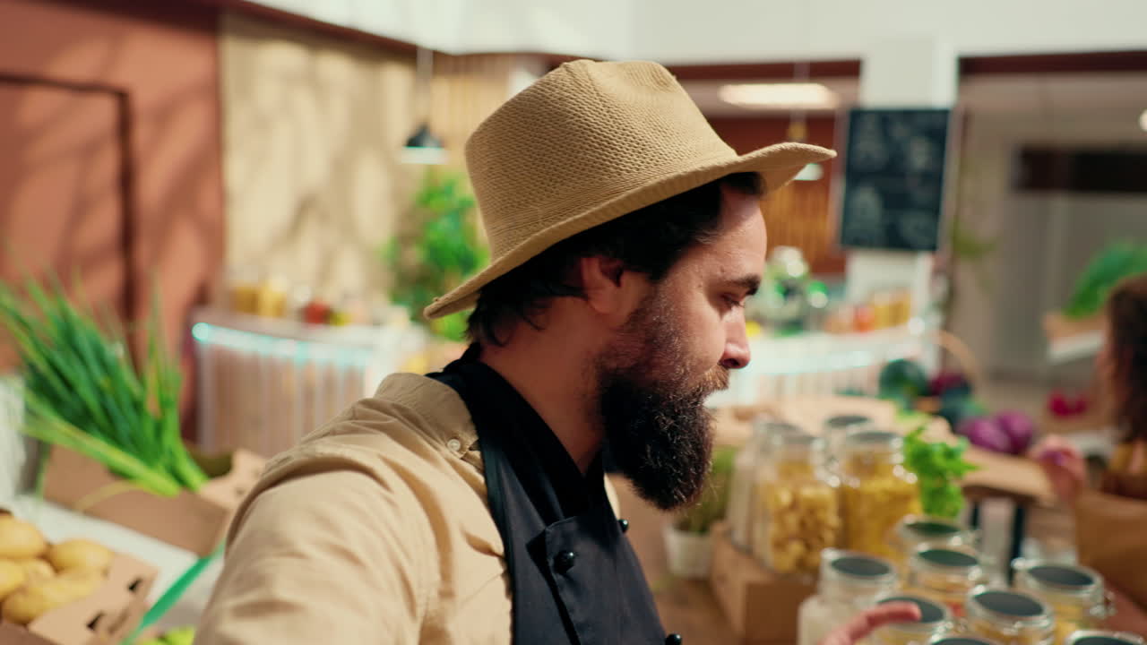 el dueño del supermercado filmó un video promocional