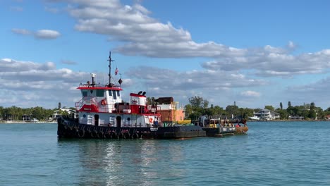 Sarasota,-Florida---19-De-Diciembre-De-2020:-Un-Remolcador-Sentado-En-El-Agua-Azul-Clara-De-Una-Entrada-Del-Golfo-De-México