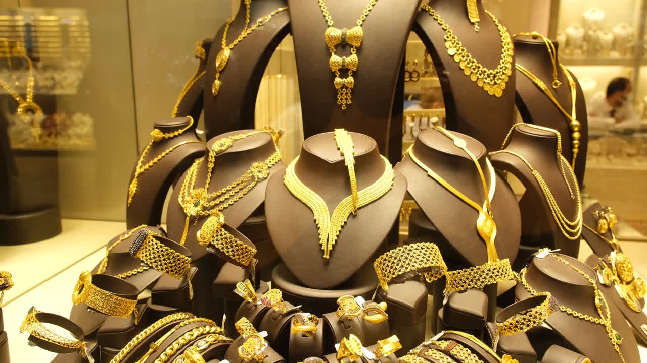 보석 전시장, 많은 금은 보석에서 볼 수 있습니다, 손 기울기