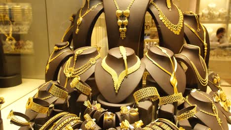 vitrina de joyas, se puede ver mucho oro en las joyas, inclinación de la mano