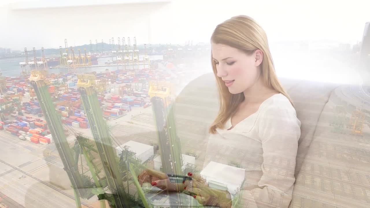 кавказская женщина в социальном дистанцировании покупает онлайн дома