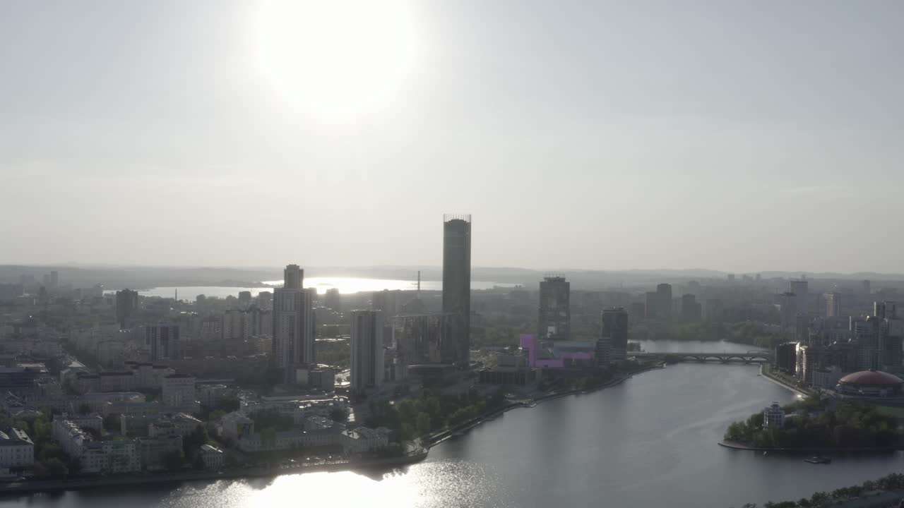 vista aérea del paisaje urbano con río y rascacielos