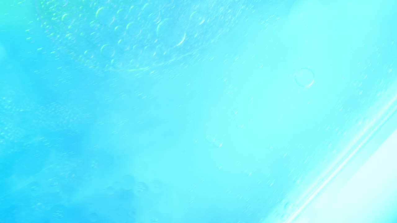 위쪽 보기: 다채로운 추상적인 거품을 회전시키고, 4k 추상적 거품을 배경으로