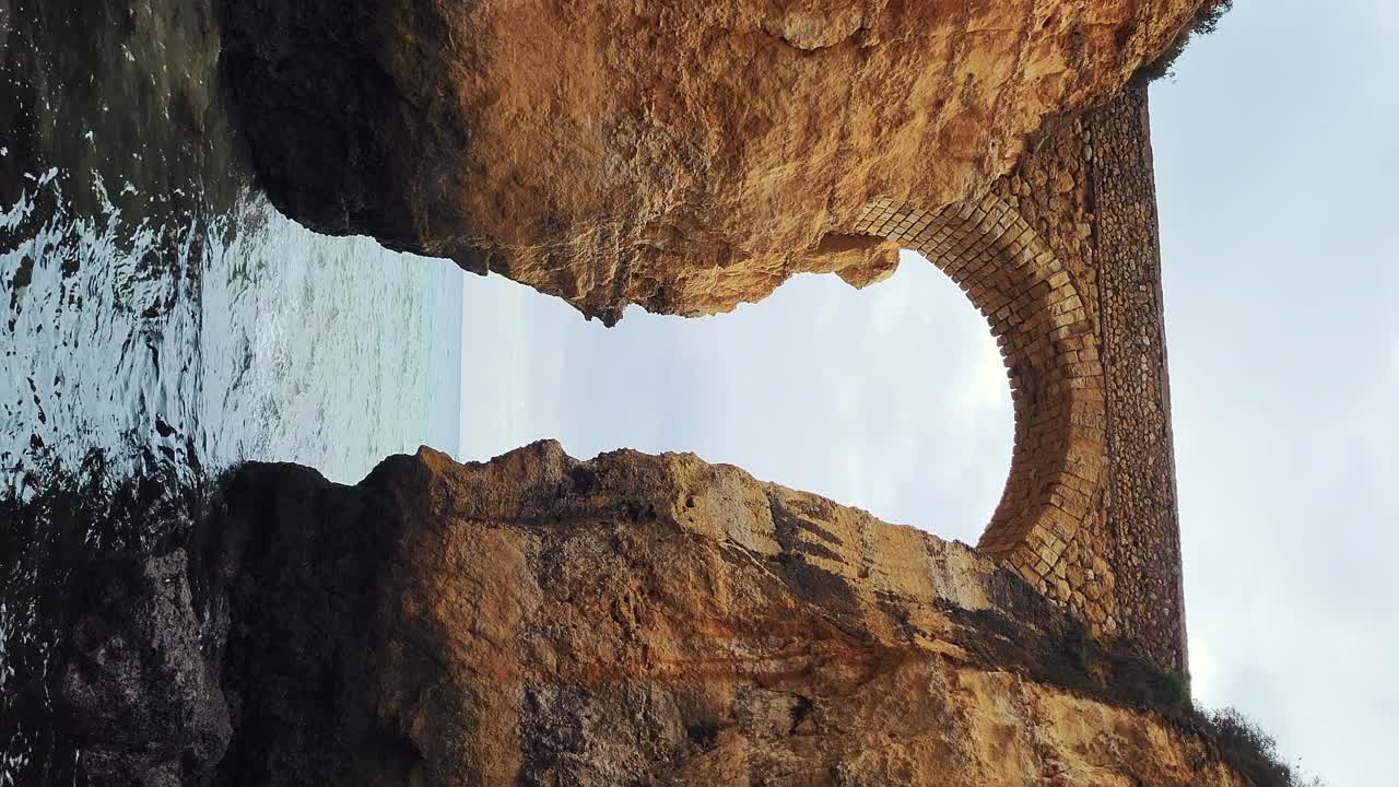 las rocas de ponta da piedade cerca de lagos en el algarve, portugal