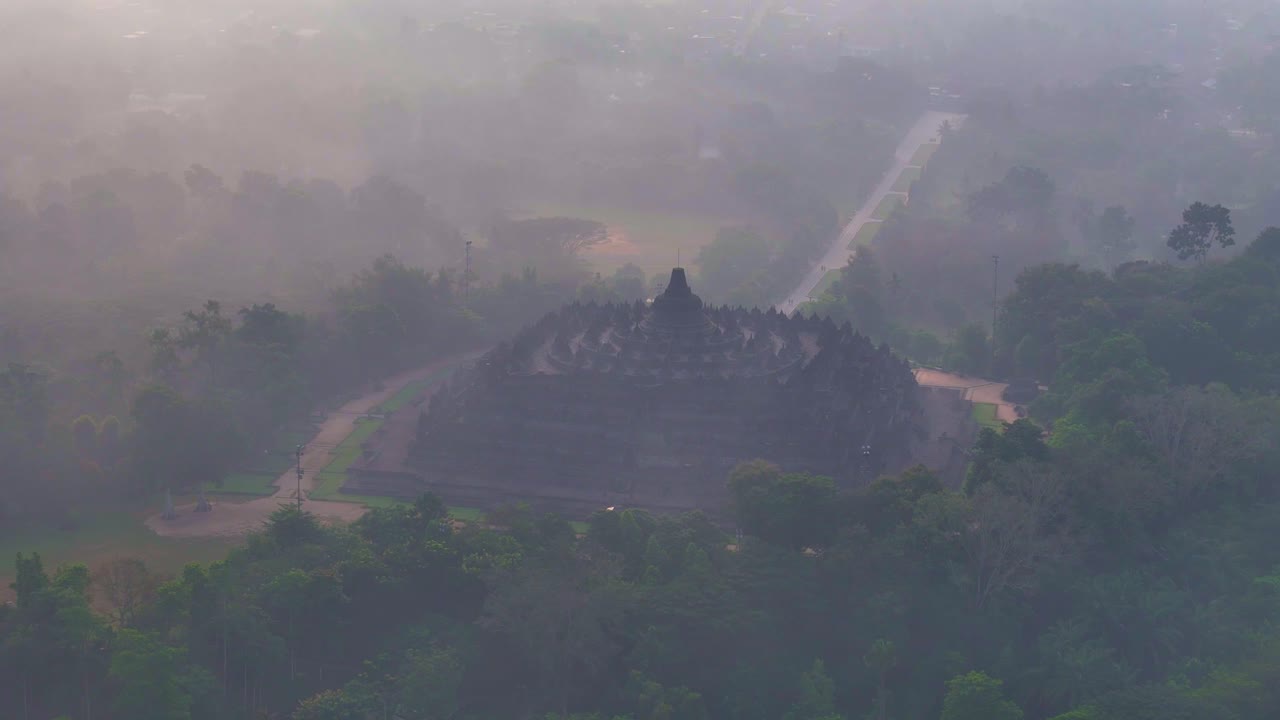 Tempio di Borobudur in una mattina nebbiosa.