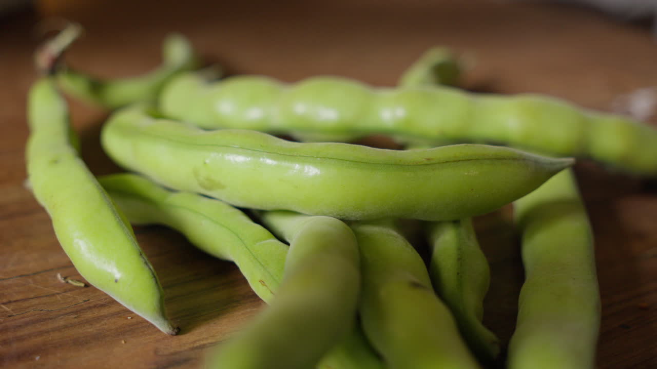 나무 표면에 신선한 녹색 광대 콩