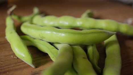 Habas-Verdes-Frescas-Sobre-La-Superficie-De-Madera.