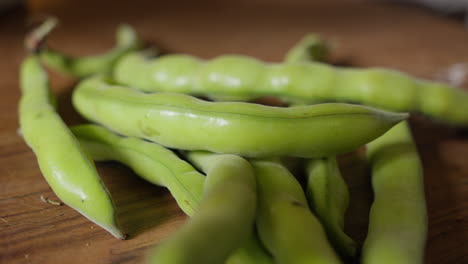 frijoles verdes frescos en superficie de madera