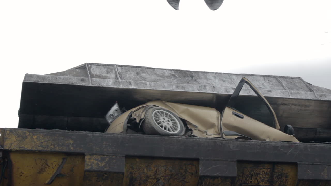 Voiture broyée dans une casse.