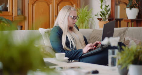 mujer de negocios haciendo trabajo de oficina en casa en una computadora portátil mujer escribiendo un correo electrónico en una computadora portátil 2