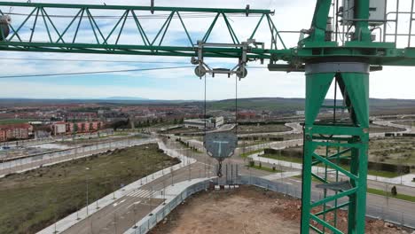 gran grúa en el sitio de construcción