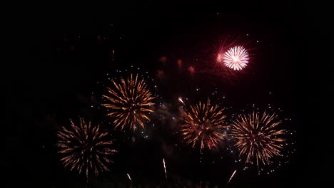 Gran-Celebración-De-Fuegos-Artificiales-Reales-Y-Colorida-Víspera-De-Año-Nuevo