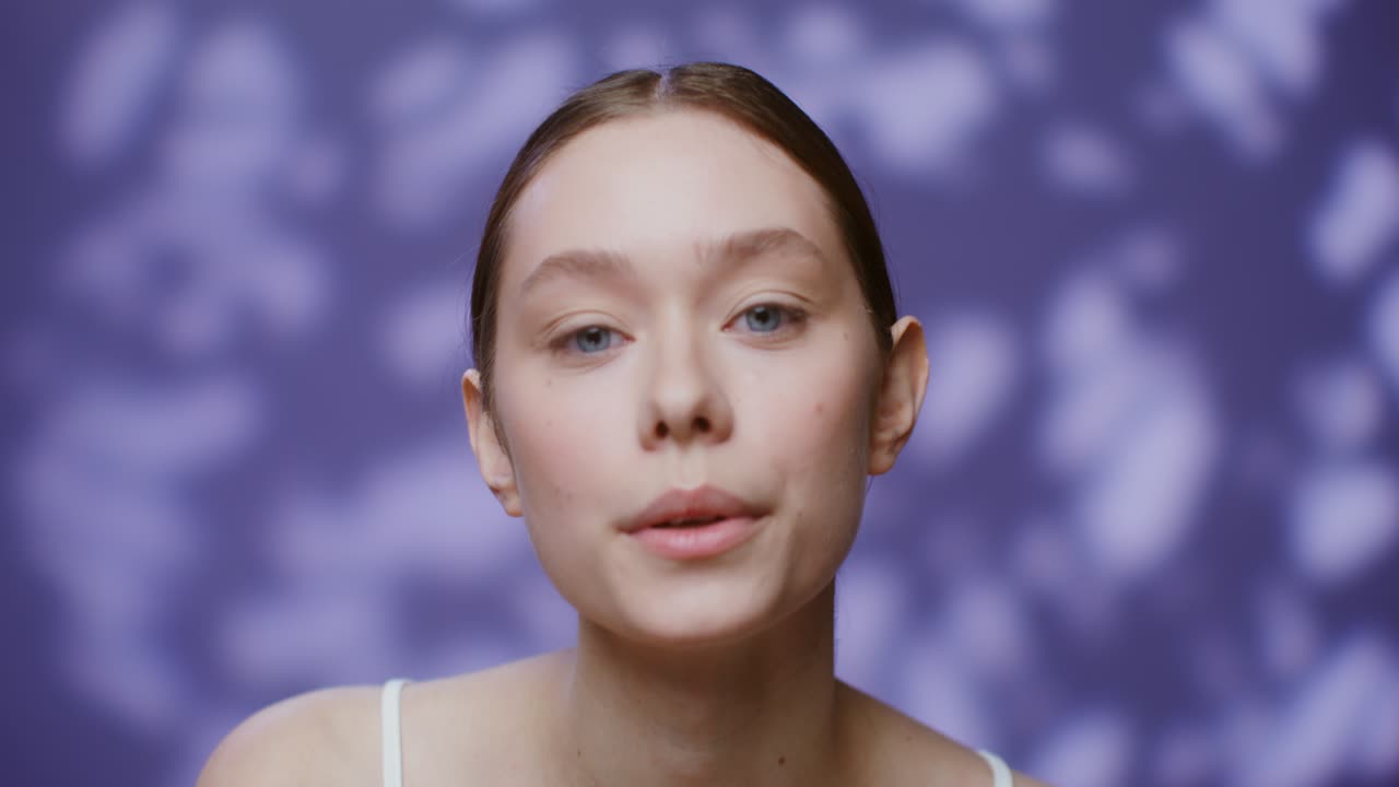 mujer con un rostro hermoso y una mirada suave en la foto del estudio