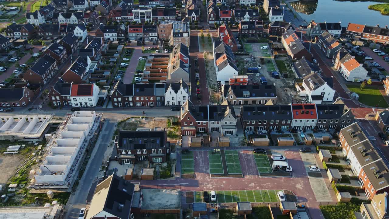 은 날 지붕에 태양 패널이 있는 아름다운 현대 교외 동네의 안테나