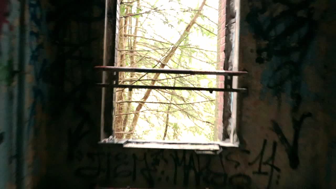 도시 탐험 - 창문 쪽으로 버려진 복도를 걸어